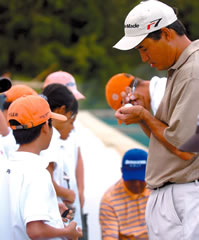 Wilson signed balls for students in Casey Nakama’s junior golf school at Olomana last December