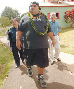 Sumo legend Musashimaru is flanked by grand sumo producer Wayne Miyao (left) and Wayne Yagi (office manager for state Rep. Jon Riki Karamatsu) on a Feb. 15 visit to Hawaii’s Plantation Village. Photo by Nathalie Walker