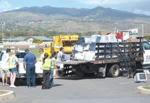 Students and Waste Management volunteers attend to one of 400 residents from as far as Hawaii Kai and Kaimuki, who showed up to drop off recyclable items, including computers. Photos courtesy of Waste Management.