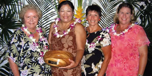 Lani-Kailua Outdoor Circle’s Lynn Rogers, Kailua Library branch manager Patti Meerians, Kalena Hayden of Friends of Kailua Library and Sharon Geary of Lani-Kailua Outdoor Circle with the landscape award. Photo by Eugene Hopkins.